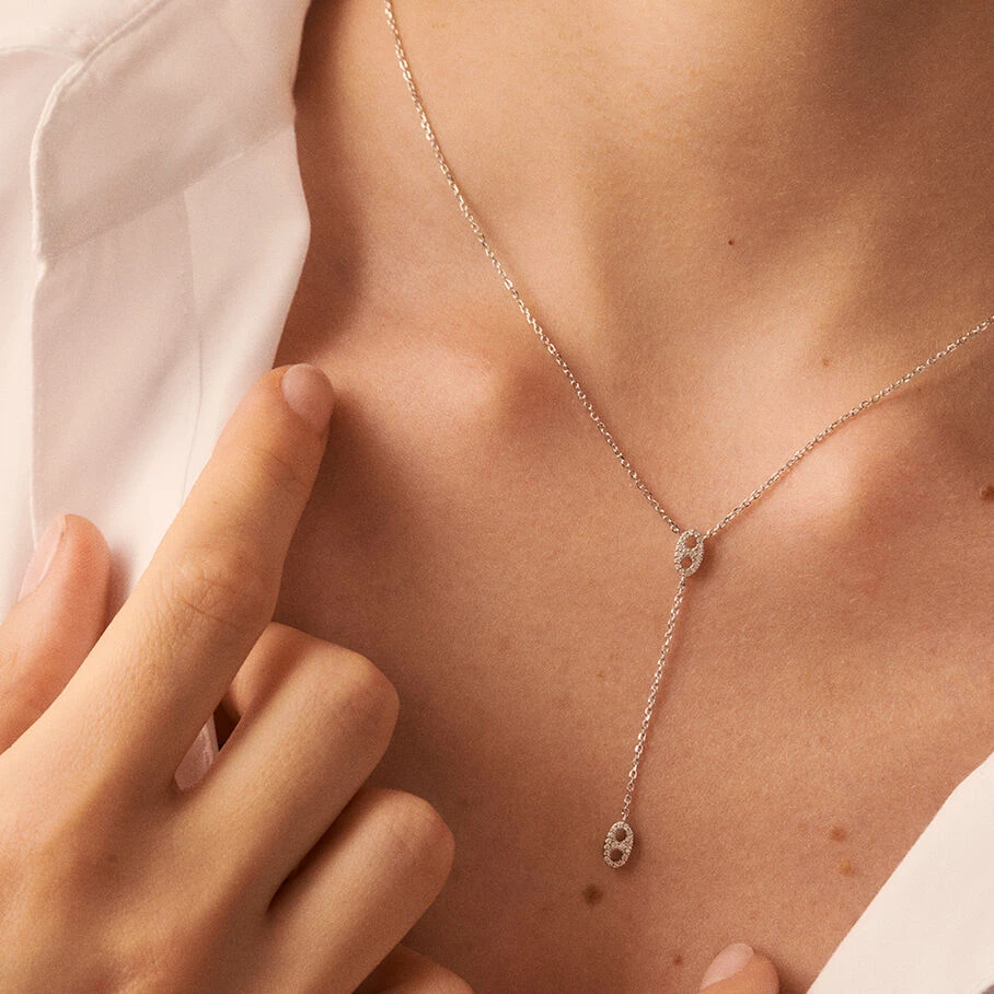 Collier Mi-long ETREINTE - Cristal / Argenté 2 Collier Mi-long ETREINTE - Cristal / Argenté – Image 2