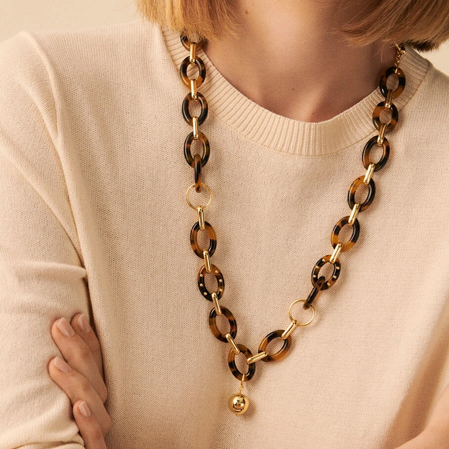 Collier Mi-long BOUCLE - Ecaille / Doré 2 Collier Mi-long BOUCLE - Ecaille / Doré – Image 2